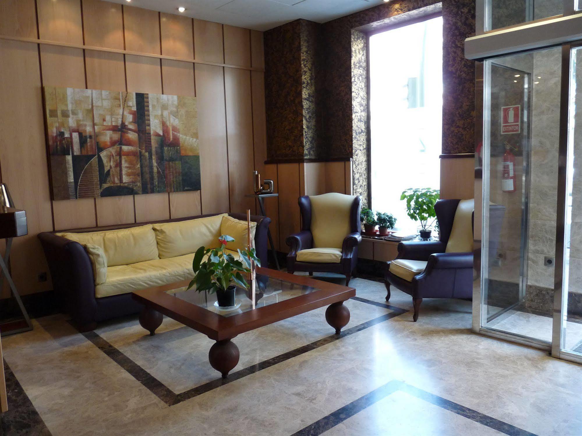 Hotel 4C Puerta Europa Madrid Bagian luar foto