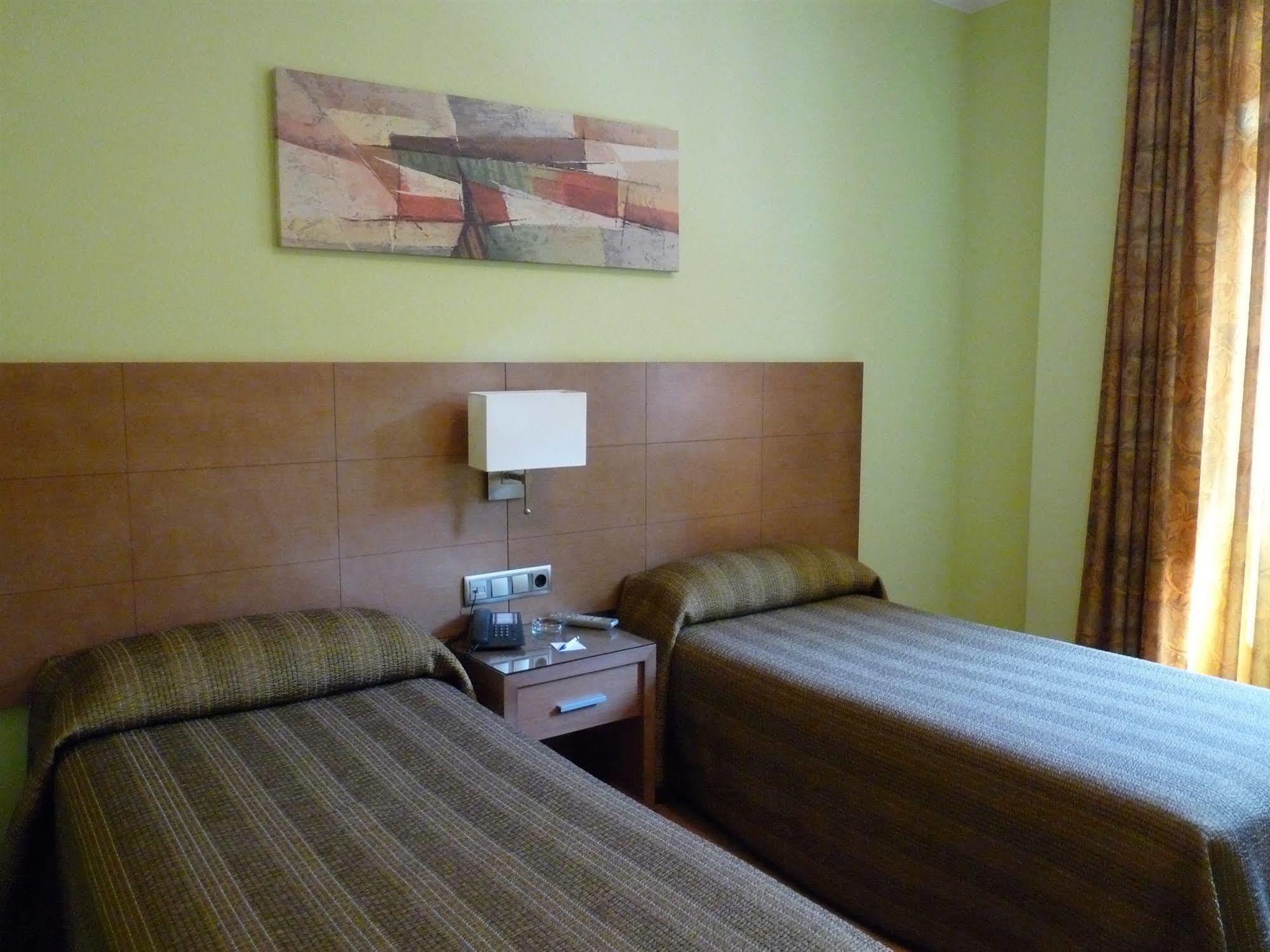 Hotel 4C Puerta Europa Madrid Bagian luar foto