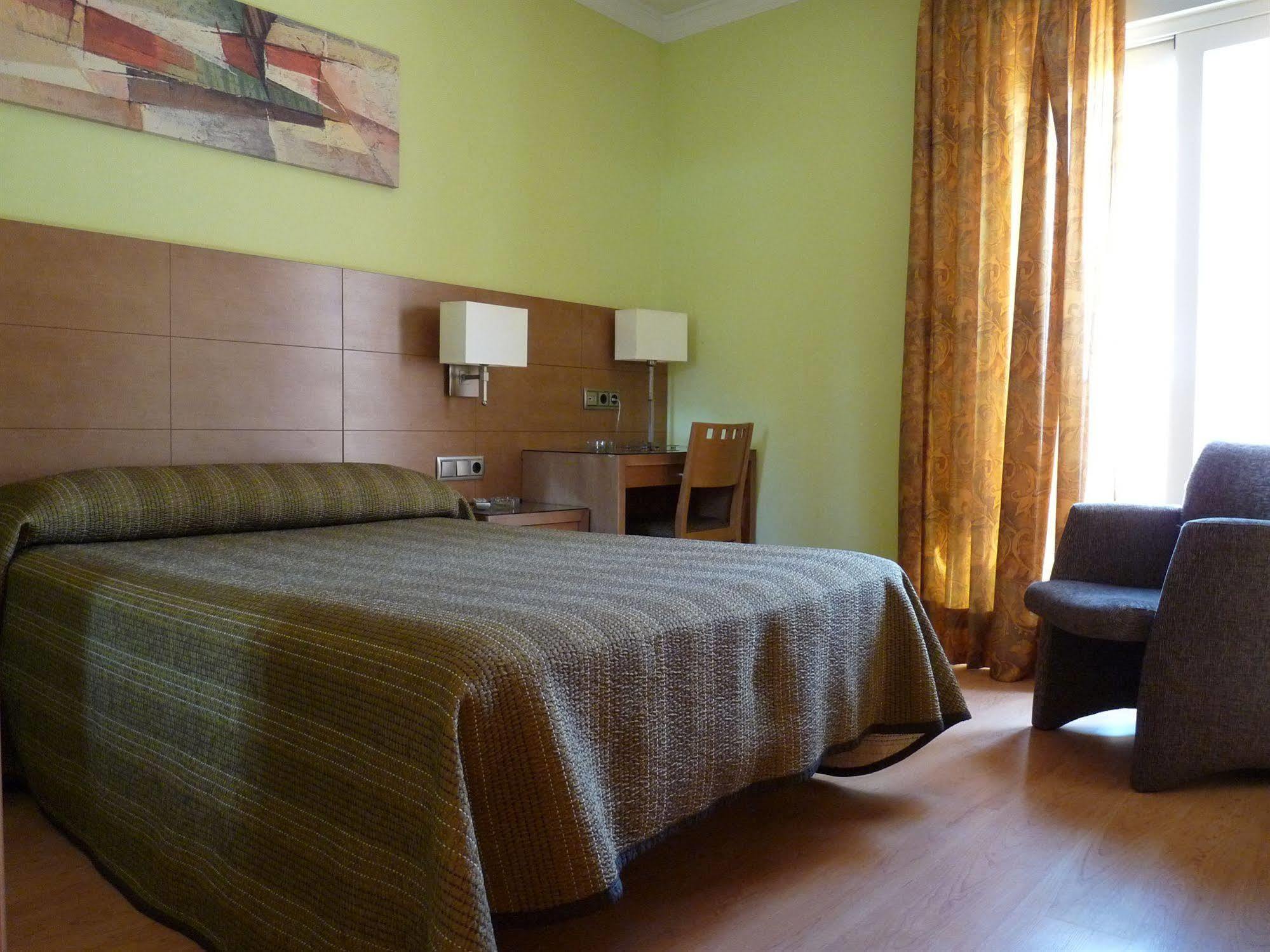 Hotel 4C Puerta Europa Madrid Bagian luar foto