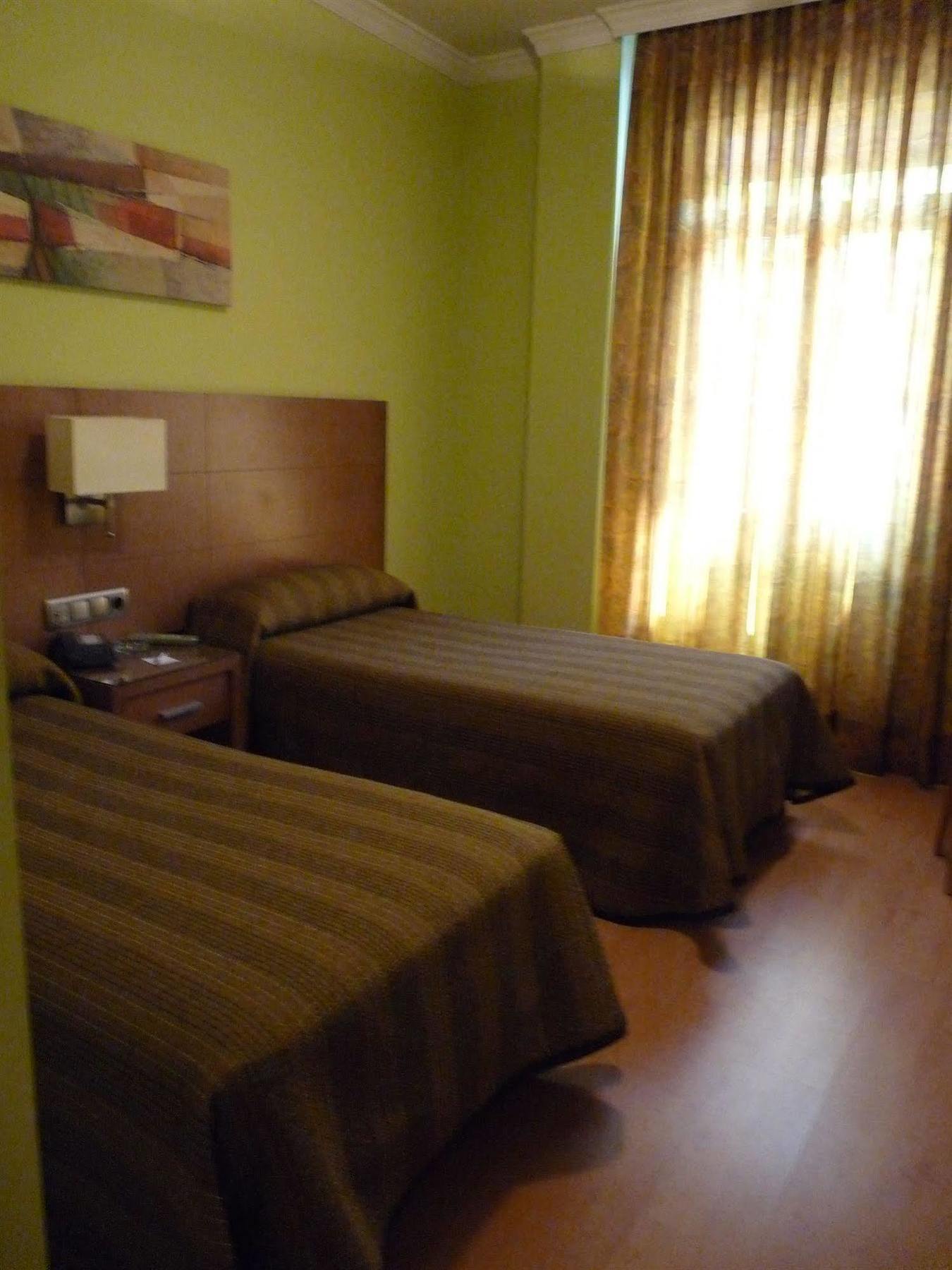 Hotel 4C Puerta Europa Madrid Bagian luar foto