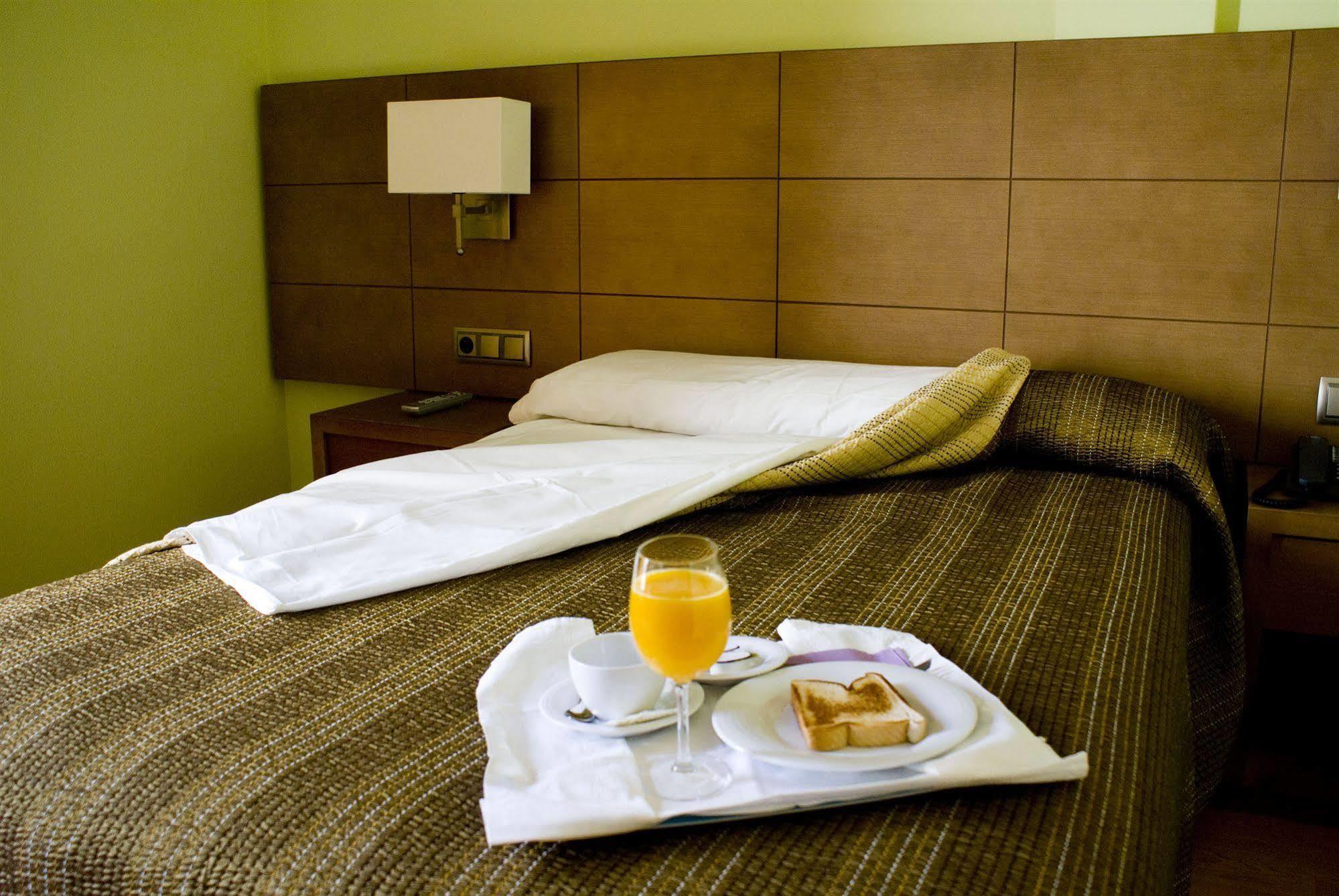 Hotel 4C Puerta Europa Madrid Bagian luar foto