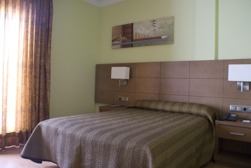 Hotel 4C Puerta Europa Madrid Bagian luar foto